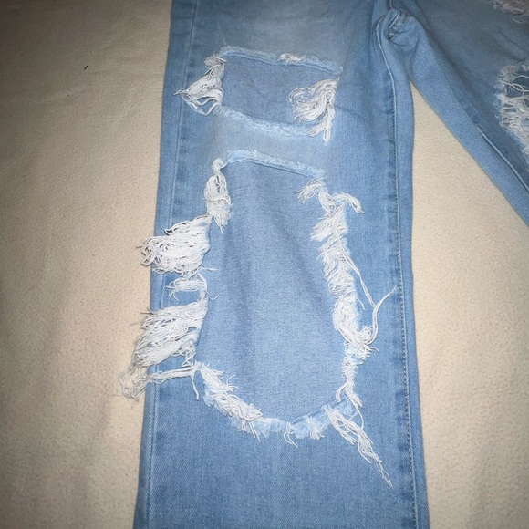 Ripped Mom Jeans - Picture 4 of 5